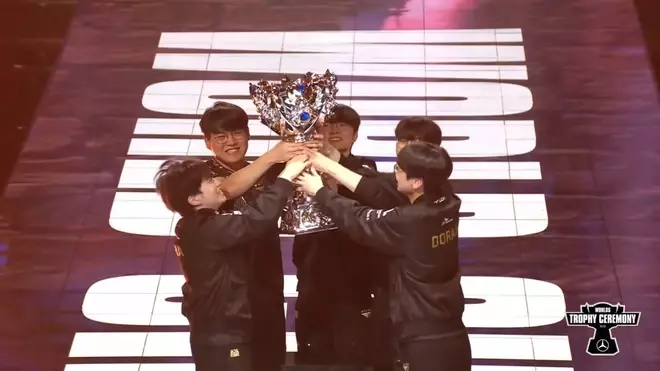 Faker cùng T1 lập cú hat-trick tại chung kết Liên Minh Huyền Thoại