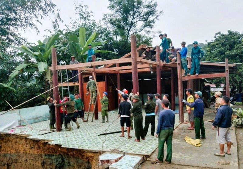 Xã miền núi Đà Nẵng sơ tán khẩn 26 hộ dân vùng sạt lở