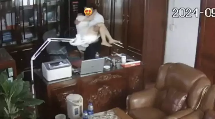 Người đàn ông thân mật với nhiều phụ nữ trong clip “gây bão” bị buộc thôi việc